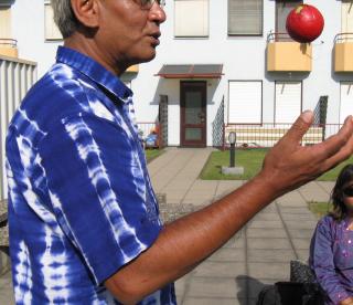 তীরুদা স্যুভেনির হাতে
